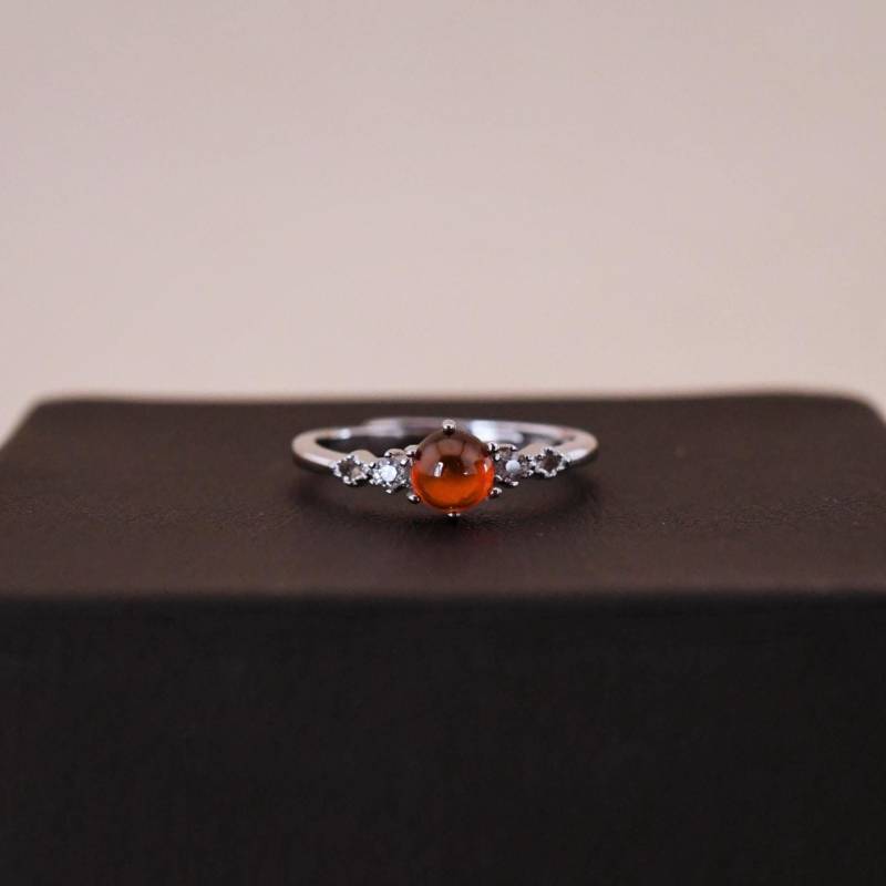 Fanta-Granat Cabochon-Ring Aus 925Er Silber Verstellbar Mit 18K Weißgold Finish Perfektes Geschenk Für Frauen von JustringSJ