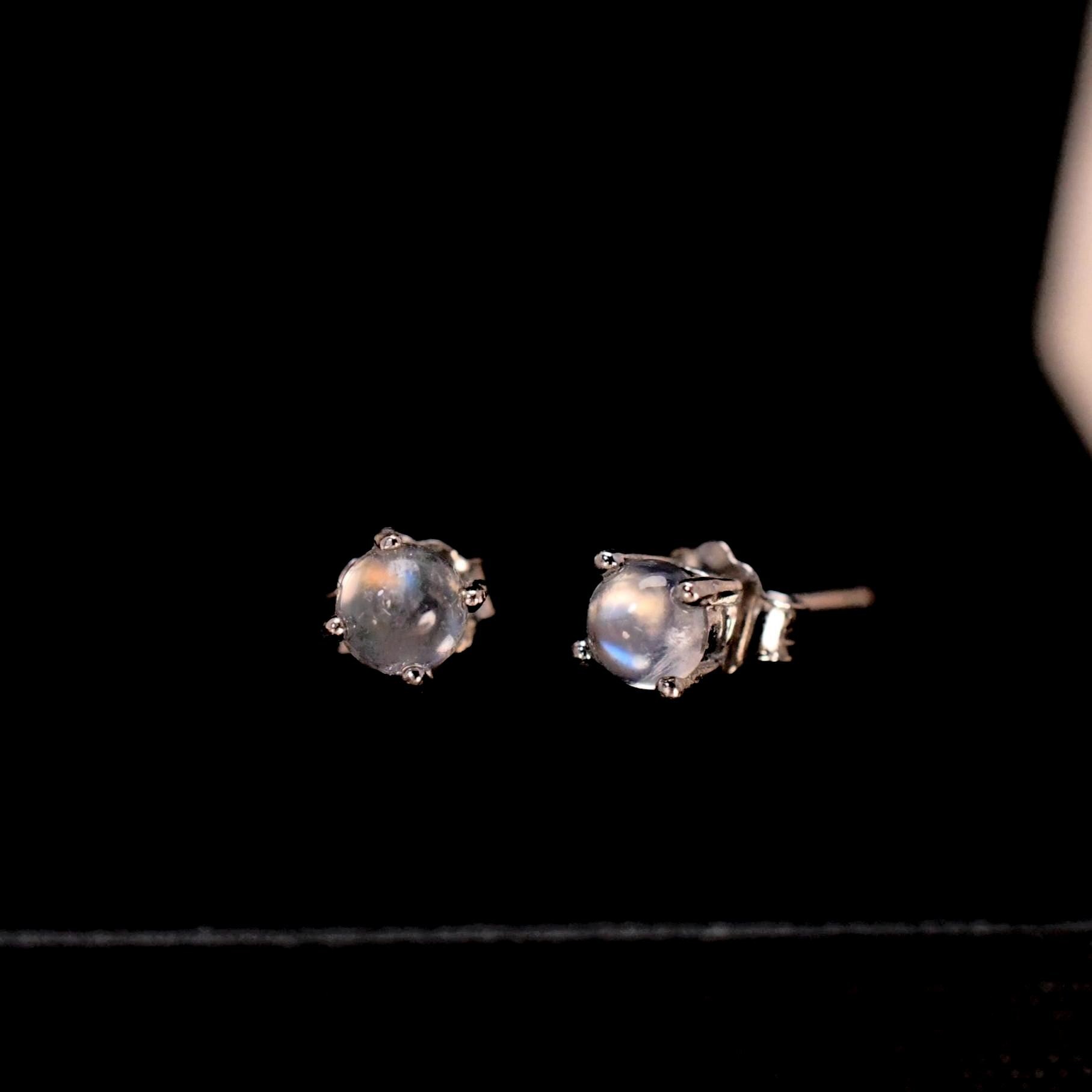 Mini Mondstein Ohrstecker Echter Natürlicher Zarte Minimal 925Er Silber Perfektes Geschenk Für Sie von JustringSJ