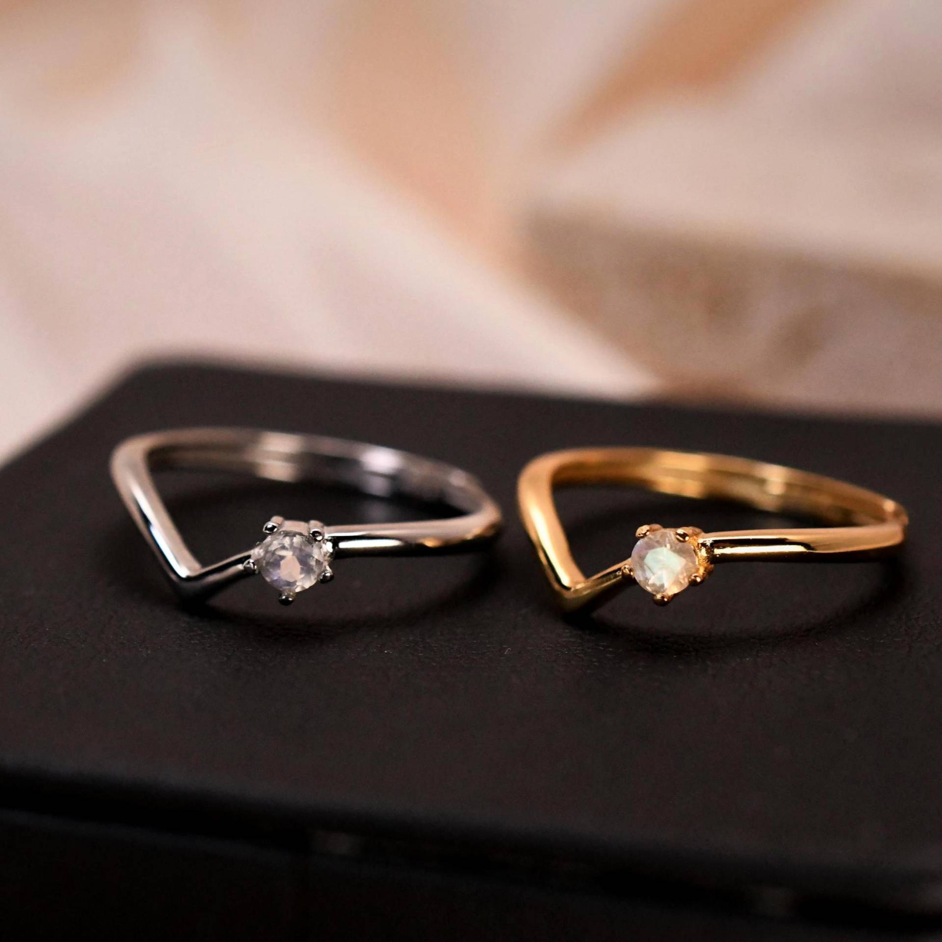 Mondstein V Ring Stacking Zarter Verstellbarer Silberring Natürlicher Geschenk Für Sie von JustringSJ