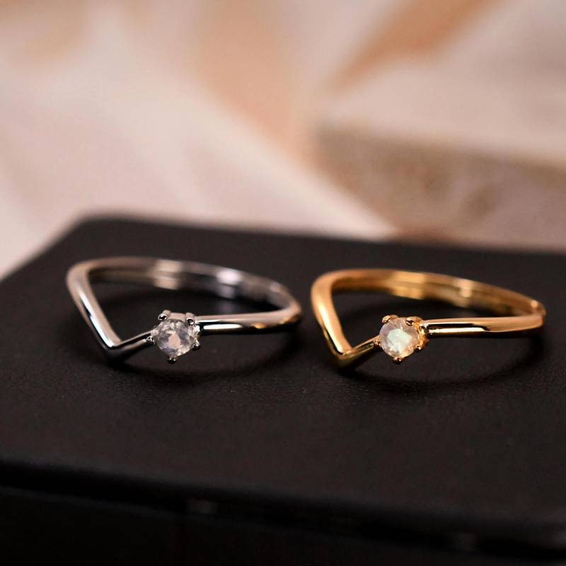 Mondstein V Ring Stacking Zarter Verstellbarer Silberring Natürlicher Geschenk Für Sie von JustringSJ
