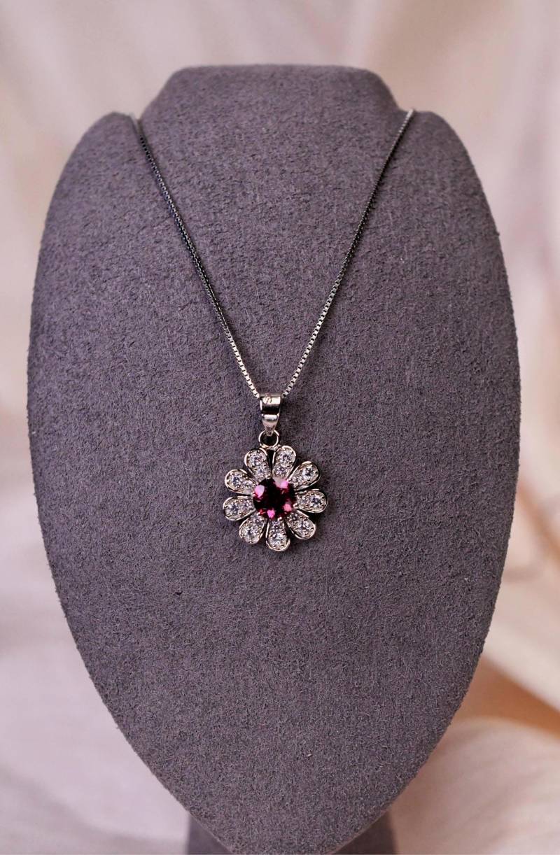 Natürlicher Granat-Gänseblümchen-Halskette Anhänger-Halskette Vergoldetes 925-Silber Geschenk Für Sie Geburtstagsgeschenk von JustringSJ