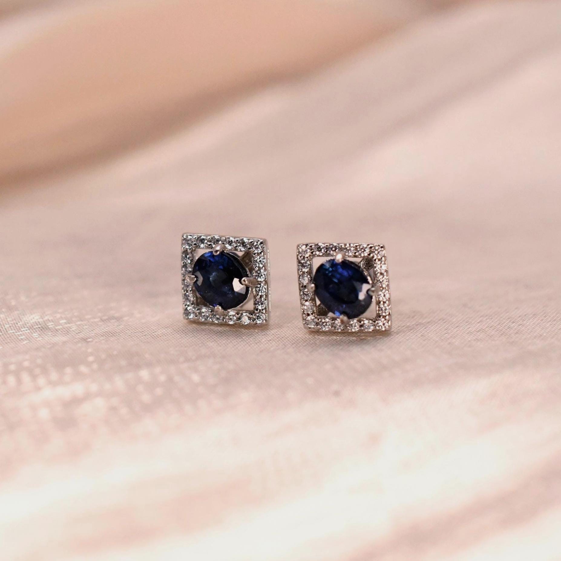 Saphir Ohrstecker Natürlicher 925 Silber Weißgold Plattiert Mini Geschenk Für Sie Handgefertigt von JustringSJ