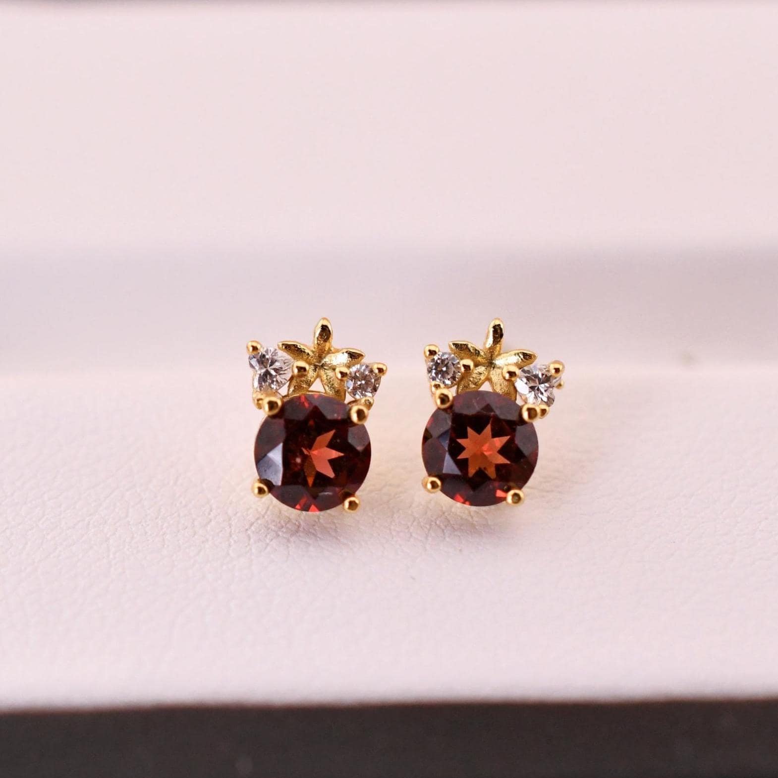 Süße Goldene Ohrstecker 925Er Silber Mit 18K Gelbgold Vergoldet Natürlicher Granat Geburtsstein Ohrringe Perfektes Geschenk Für Sie Süße Goldene Ohrstecker 925Er Silber Mit 18K Gelbgold Vergoldet Natürlicher Granat Geburtsstein Ohrringe Perfektes Geschenk Für Sie von JustringSJ