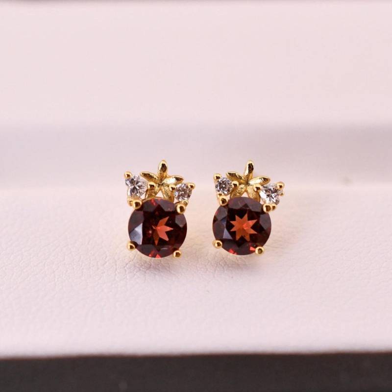 Süße Goldene Ohrstecker 925Er Silber Mit 18K Gelbgold Vergoldet Natürlicher Granat Geburtsstein Ohrringe Perfektes Geschenk Für Sie Süße Goldene Ohrstecker 925Er Silber Mit 18K Gelbgold Vergoldet Natürlicher Granat Geburtsstein Ohrringe Perfektes Geschenk Für Sie von JustringSJ