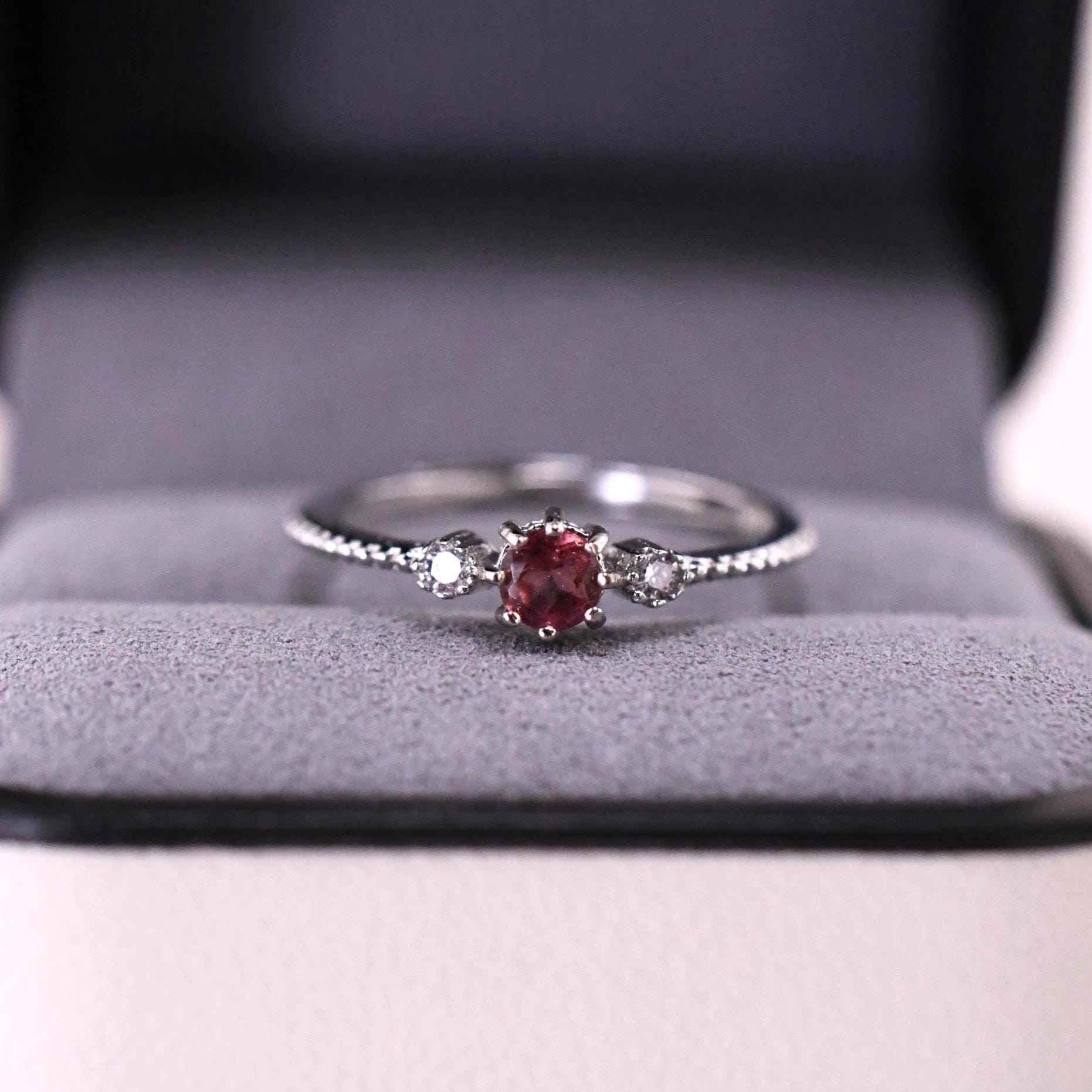 Zarter Brauner Turmalin-Ring Verstellbar Natürlicher Pinker Turmalin Stapelring Perfektes Geschenk Für Sie Oder Zum Geburtstag Zarter Brauner Turmalin-Ring Verstellbar Natürlicher Pinker Turmalin Stapelring Perfektes Geschenk Für Sie Oder Zum Geburtstag von JustringSJ