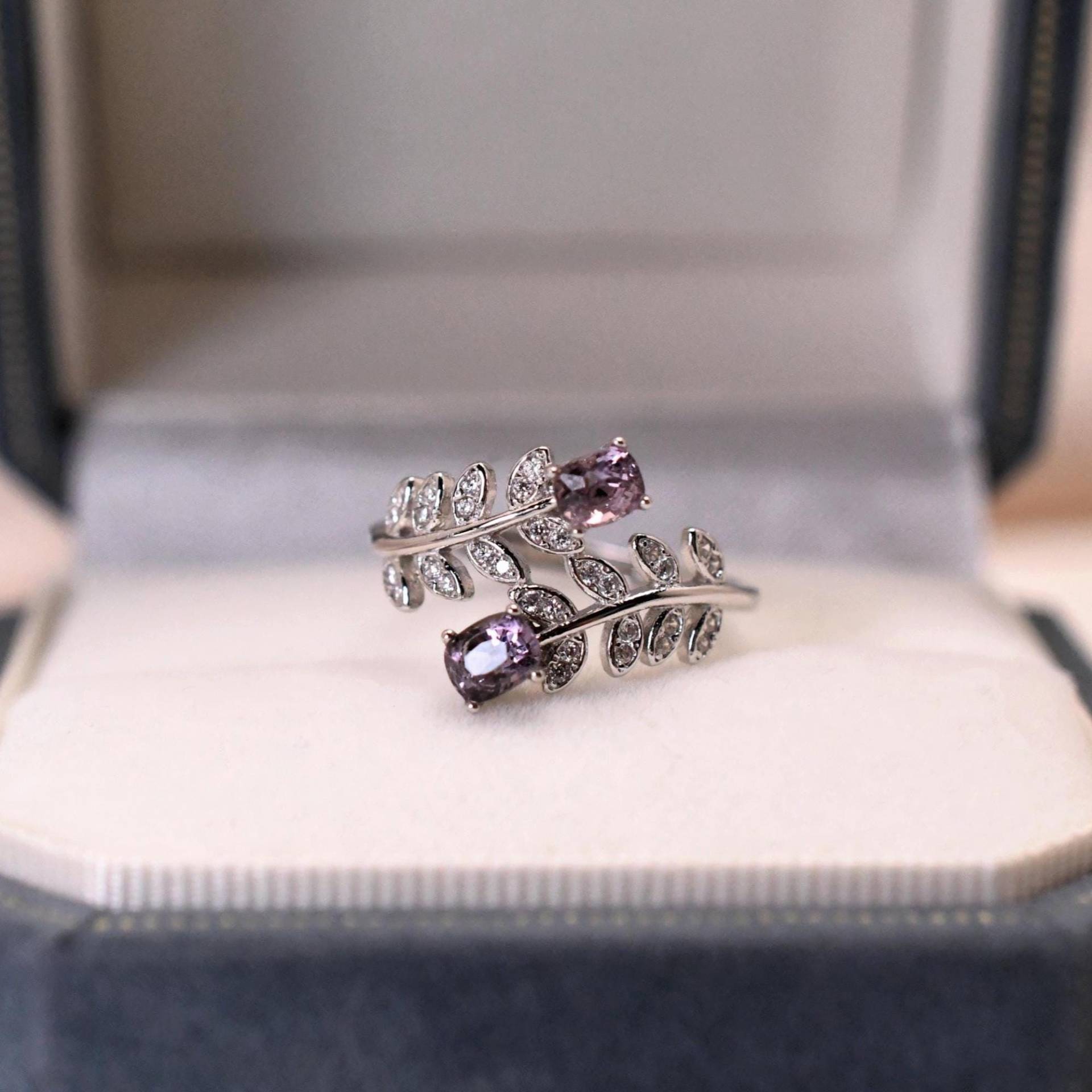 Zarter Doppel-Spinel Ring Naturstein Baumzweig Design Verstellbarer 925 Silber Lila Spinell Vintage Stil von JustringSJ