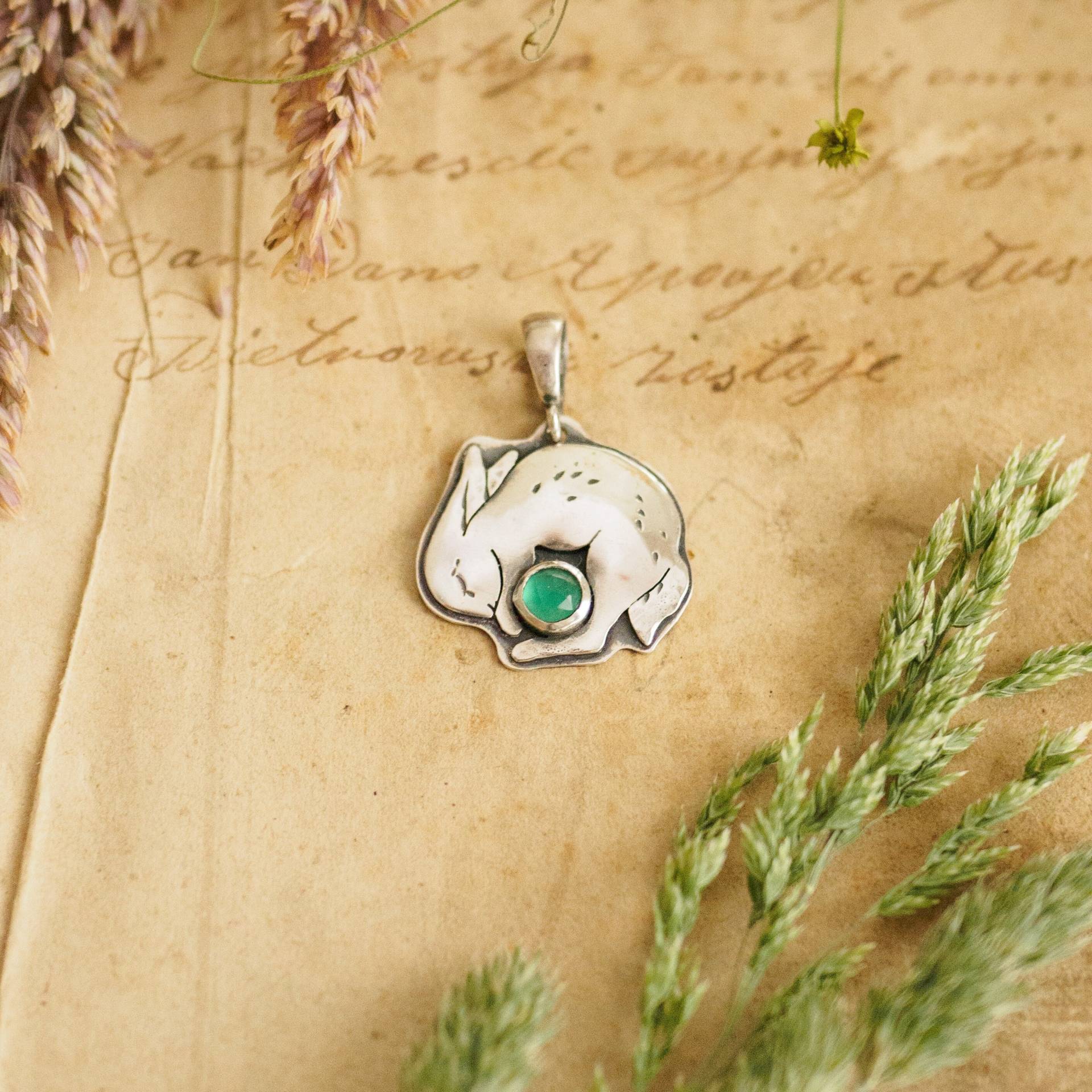 Schlafender Hasenanhänger Mit Grünem Achat, Sterling Silber Hasenkette, Geist-Tier-Schmuck, Tierliebhaber Halskette, Hasencharme Schlafender Hasenanhänger Mit Grünem Achat, Sterling Silber Hasenkette, Geist-Tier-Schmuck, Tierliebhaber Halskette, Hasencharme von JustynaKrupkowska