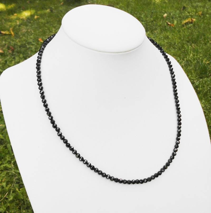 Edelsteinkette-42cm Schwarz Spinell Halskette - 4mm Facettierte. Perlen Collier Edelsteinkette-42cm Schwarz Spinell Halskette - 4mm Facettierte. Perlen Collier von Juttamar