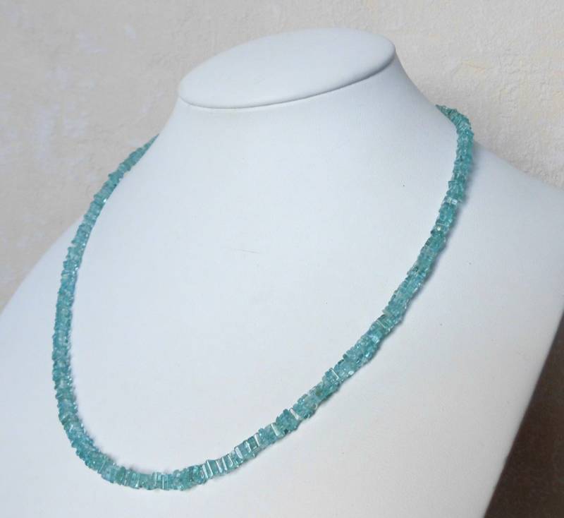 Edelsteinkette Apatit - 42-45cm Halskette 3, 5-4mm Viereck Scheiben Collier Edelsteinkette Apatit - 42-45cm Halskette 3, 5-4mm Viereck Scheiben Collier von Juttamar