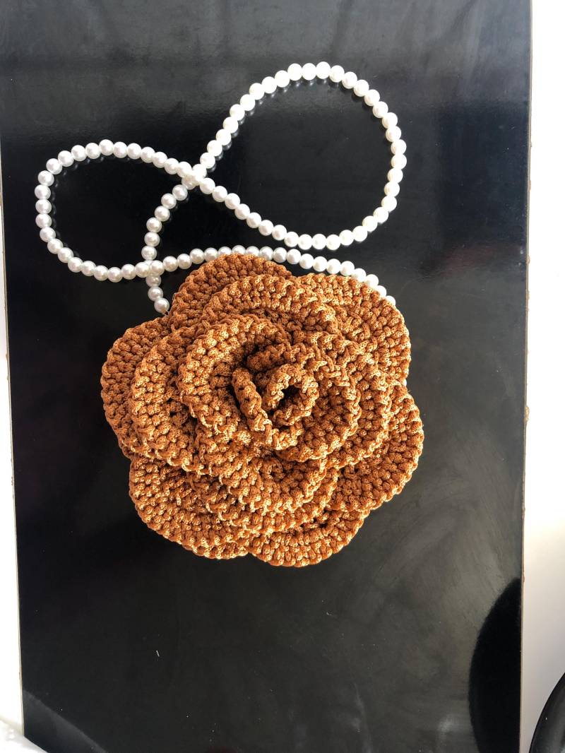 Blumige Handtasche, Aus Nylongarn Gehäkelt, Sehr Dekorativ in Verschiedenen Variationen Mit Magnetverschluss Und Metall - Oder Perlenkette von JuttasBoutique