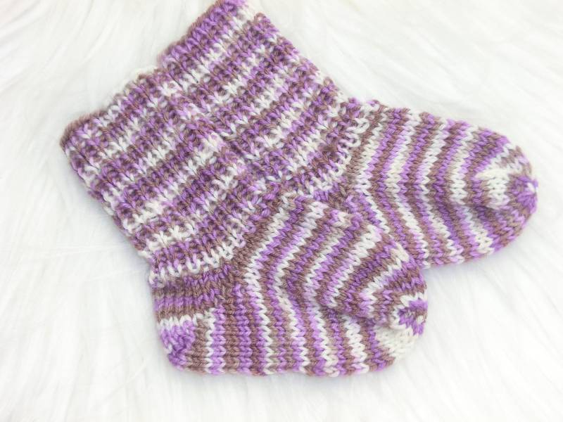 Babysöckchen Gestrickt, Weich Ca. 10 cm, Wolle-Mix-Handgefärbt, Lila-Weiß, Stricksöckchen, Wollsöckchen, Babyschuhe, Erstlingssöckchen, E570 von JuttasZauberStrick