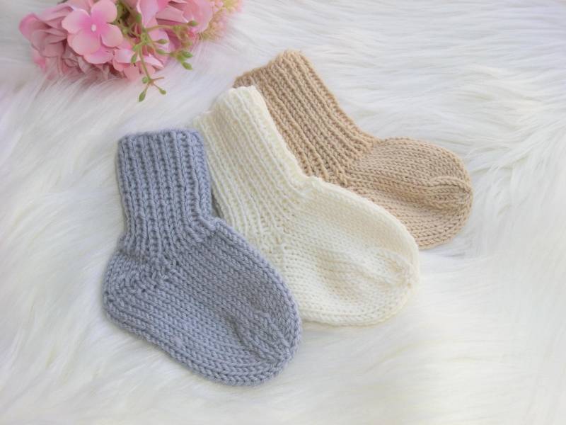 Gestrickte Babysocken 100 % Wolle Ca 10 cm, Div. Farben, Erstlingssocken, Stricksöckchen, Wintersöckchen, Neugeborenen-Socken, Geschenk-E639 von JuttasZauberStrick