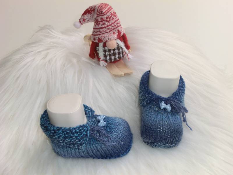 Gestrickte Babysöckchen 100 % Wolle, 10 cm, Blautöne, Stricksöckchen, Erstlingssocken Babyschuhe, Strickschuhe, Geschenk Zur Geburt, E408 von JuttasZauberStrick