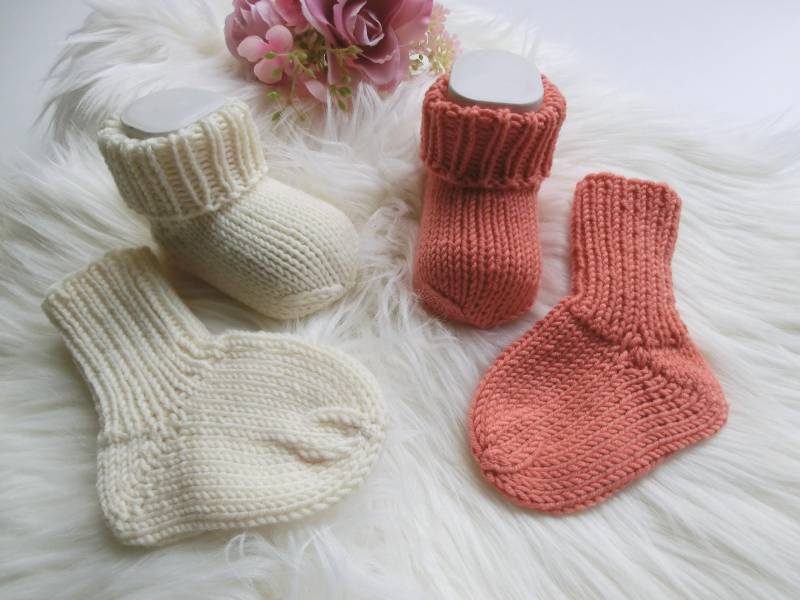 Gestrickte Warme Babysocken Aus 100 % Wolle | Merino Ca. 10 cm, Koralle Naturweiß, Erstlingssöckchen, Stricksöckchen, Geschenk Geburt -E729 von JuttasZauberStrick