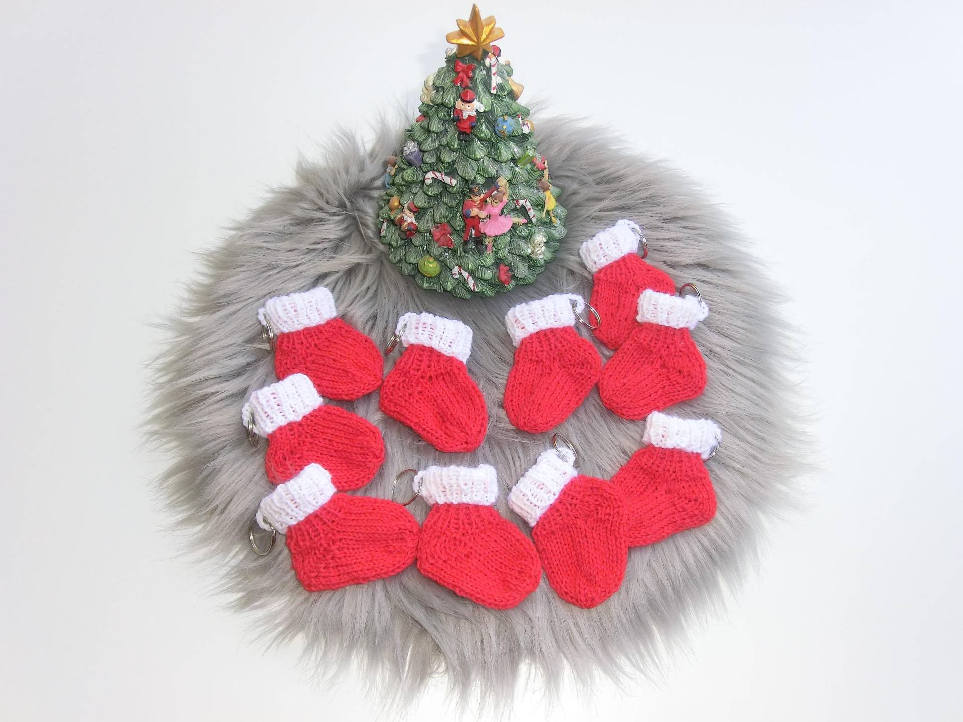 Schlüsselanhänger Nikolaus-Söckchen, Mini-Socke Handgestrickt, Rot-Weiß , Wolle-Mix, Geschenkanhänger, Anhänger Söckchen Mit Ring-E687 von JuttasZauberStrick
