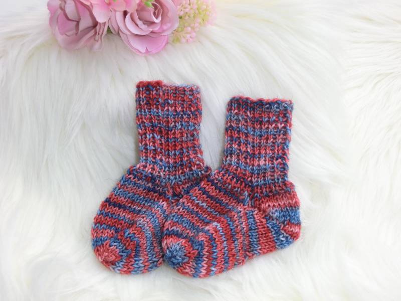 Babysöckchen Handgestrickt, Ca. 10 cm, Rot-Blau, Wolle-Misch Handgefärbt, 4-Fädig, Socken Neugeborene, Stricksocken, Erstlingssocken, E802 von JuttasZauberStrick