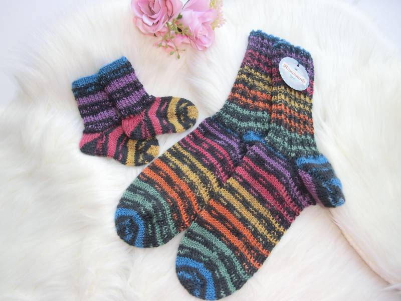 Socken Mutter-Kind Handgestrickt, Gr. 38/39 Und Ca. 10, 5 cm, Bunte Ringel, Wolle-Misch, 4-Fach, Stricksocken, Erstlingssöckchen, E839-840 von JuttasZauberStrick