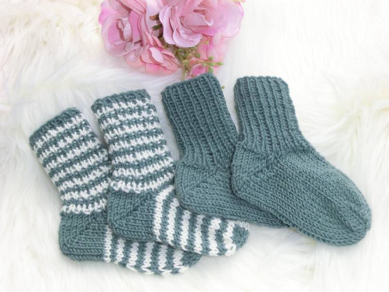Warme Babysöckchen Handgestrickt, 100 % Wolle in Efeugrün-Naturweiß, Ca. 10 cm, Erstlingssocken, Geschenk Geburt, Stricksöckchen -E815-816 von JuttasZauberStrick
