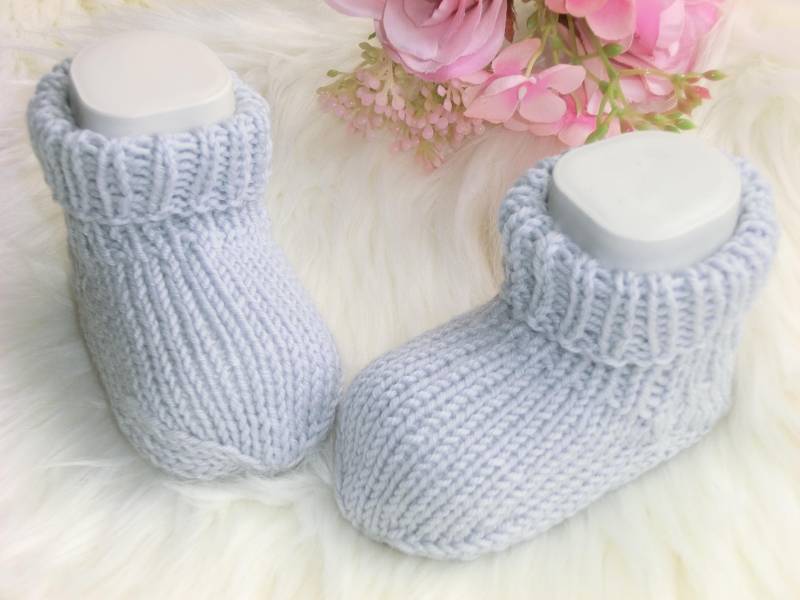 Warme Babysöckchen Handgestrickt, 100 % Wolle in Hellgrau Ca. 10 cm, Erstlingssocken, Geschenk Geburt Taufe, Söckchen, Stricksöckchen - P232 von JuttasZauberStrick