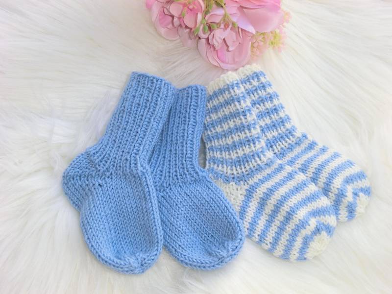 Warme Babysöckchen Handgestrickt, 100 % Wolle in Himmelblau-Naturweiß, Ca. 10 cm, Erstlingssocken, Geschenk Geburt, Stricksöckchen-E819-820 von JuttasZauberStrick