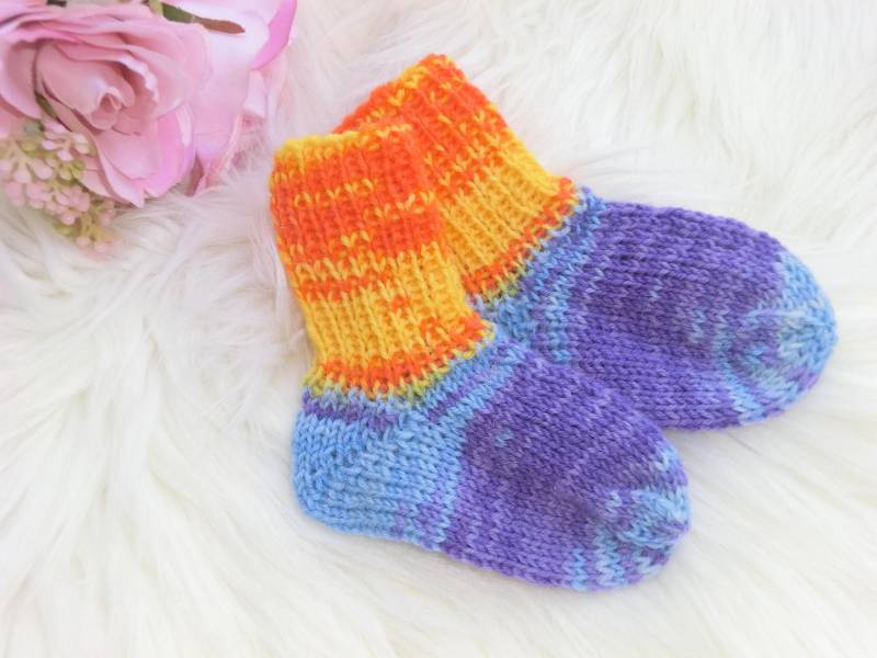 Warme Babysöckchen Handgestrickt, Wolle-Mix in Gelb-Orange-Blau Ca. 10 cm, Erstlingssocken, Geschenk Geburt, Söckchen, Stricksöckchen - E833 von JuttasZauberStrick