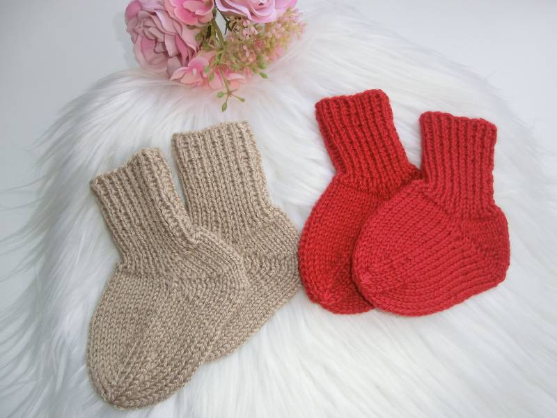 Warme Gestrickte Babysocken 11 cm, Wolle-Viskose, Rot Und Beige, Erstlingssocken, Stricksöckchen, Babystrümpfe, Geschenk Zur Geburt, P208-211 von JuttasZauberStrick