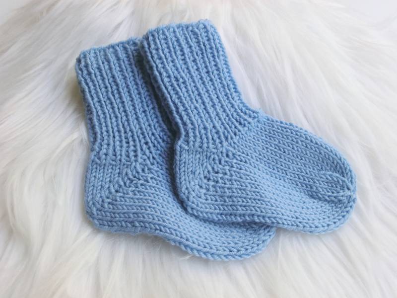Warme Gestrickte Babysocken Himmelblau 100 % Wolle Ca 10 cm, Erstlingssocken, Stricksöckchen, Wintersöckchen, Söckchen, Geschenk Geburt-E614 von JuttasZauberStrick