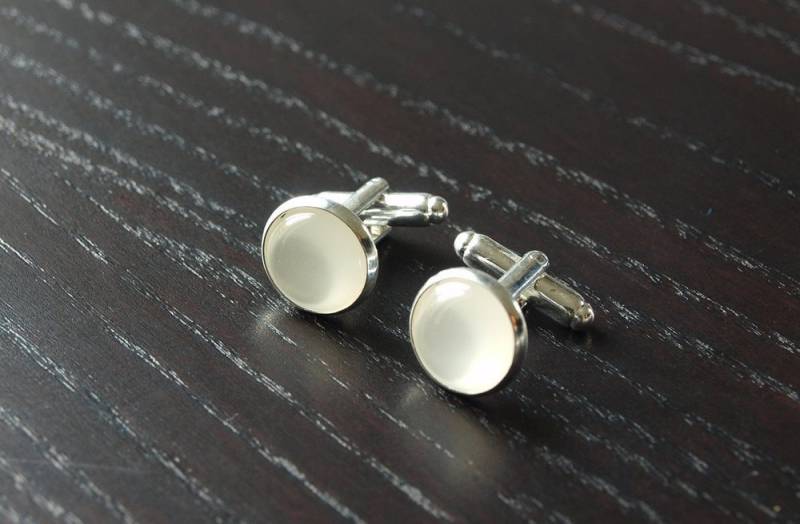 Manschettenknöpfe Cabochon Cateye Imitat Weiß Grau von JuvelatoDesign