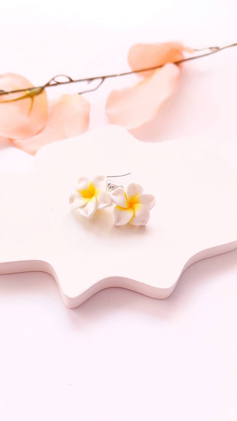 Ohrringe Fimo Frangipani Blume Blüte Gelb Weiß von JuvelatoDesign