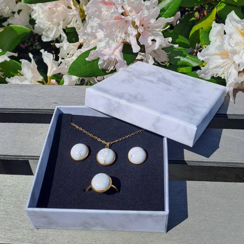 Edelstein Schmuckset Mit Weißer Howlith Cabochons von JuvelatoStones