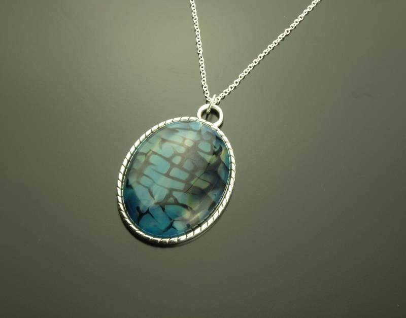 Kette Blauer Achat Drachenader Dragon Vein Edelstein Anhänger Oval Silbern Golden Bronze 4x3cm Wunschfarbe von JuvelatoStones