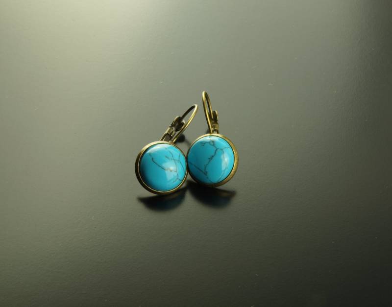 Ohrhänger Howlith in Türkis Optik Blau Edelstein Ohrringe Bronze von JuvelatoStones