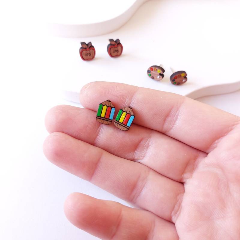 Handbemalte Holz Ohrstecker Stifte Schule Apfel Mischpalette Regenbogen Farbig Bunt Form Nach Wahl von JuvelatoStore