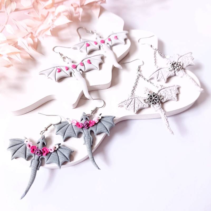 Handgefertigte Drachen Ohrringe Polymer Clay Floral Gothic Mond Grau von JuvelatoStore