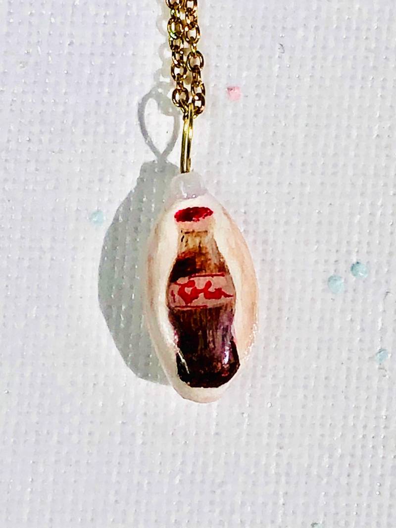 Handgemachter, Handbemalter Fimo-Anhänger - Schmuckunikat Für Mädchen Und Frauen Colaflasche Süßer Charm Fü Den Alltag von JuveloPorVi