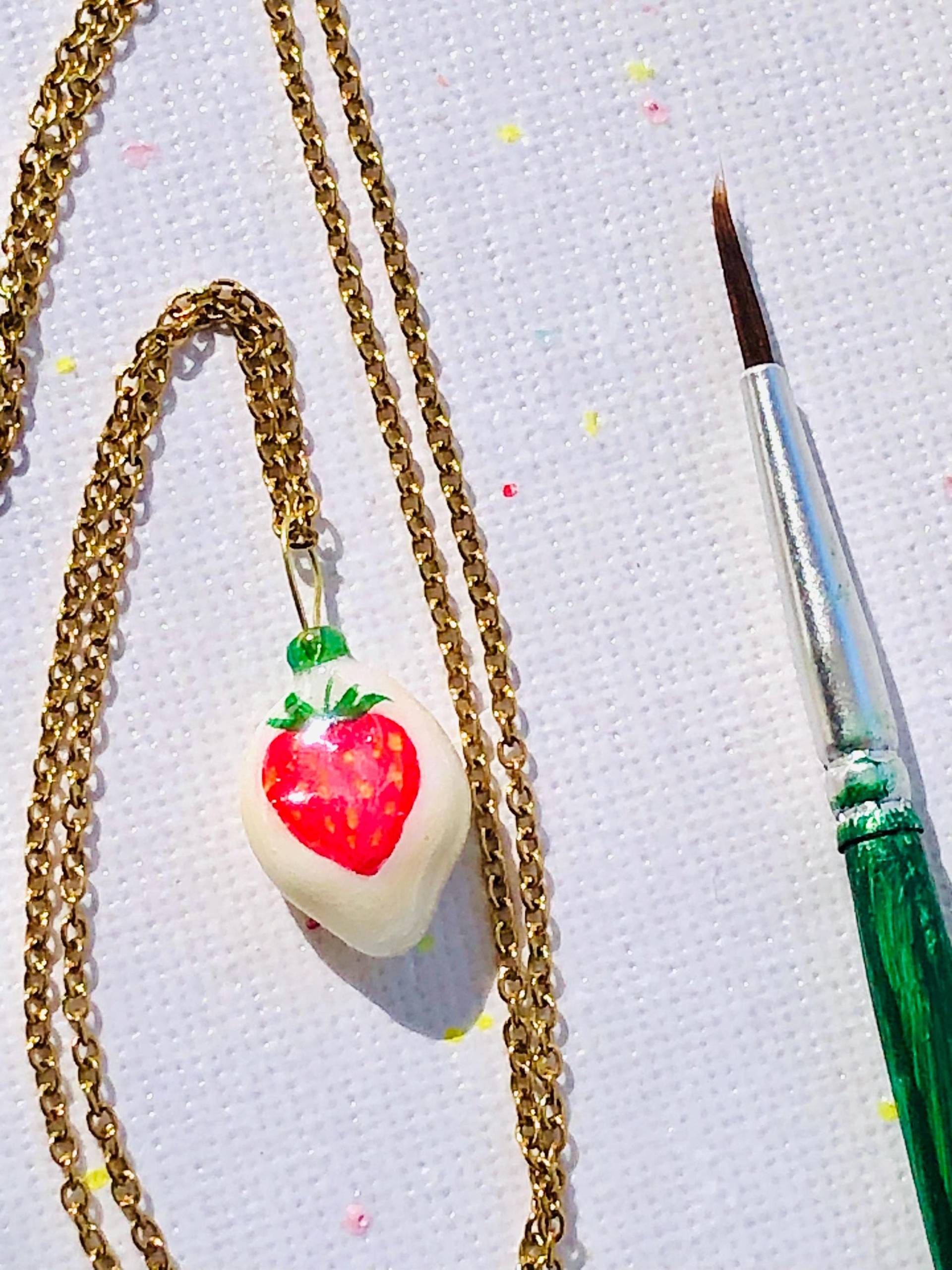 Handgemachter, Handbemalter Fimo-Anhänger - Schmuckunikat Für Mädchen Und Frauen Erdbeeren Süßer Fruchtcharm Geschenk Ostern Handgemachter, Handbemalter Fimo-Anhänger - Schmuckunikat Für Mädchen Und Frauen Erdbeeren Süßer Fruchtcharm Geschenk Ostern von JuveloPorVi