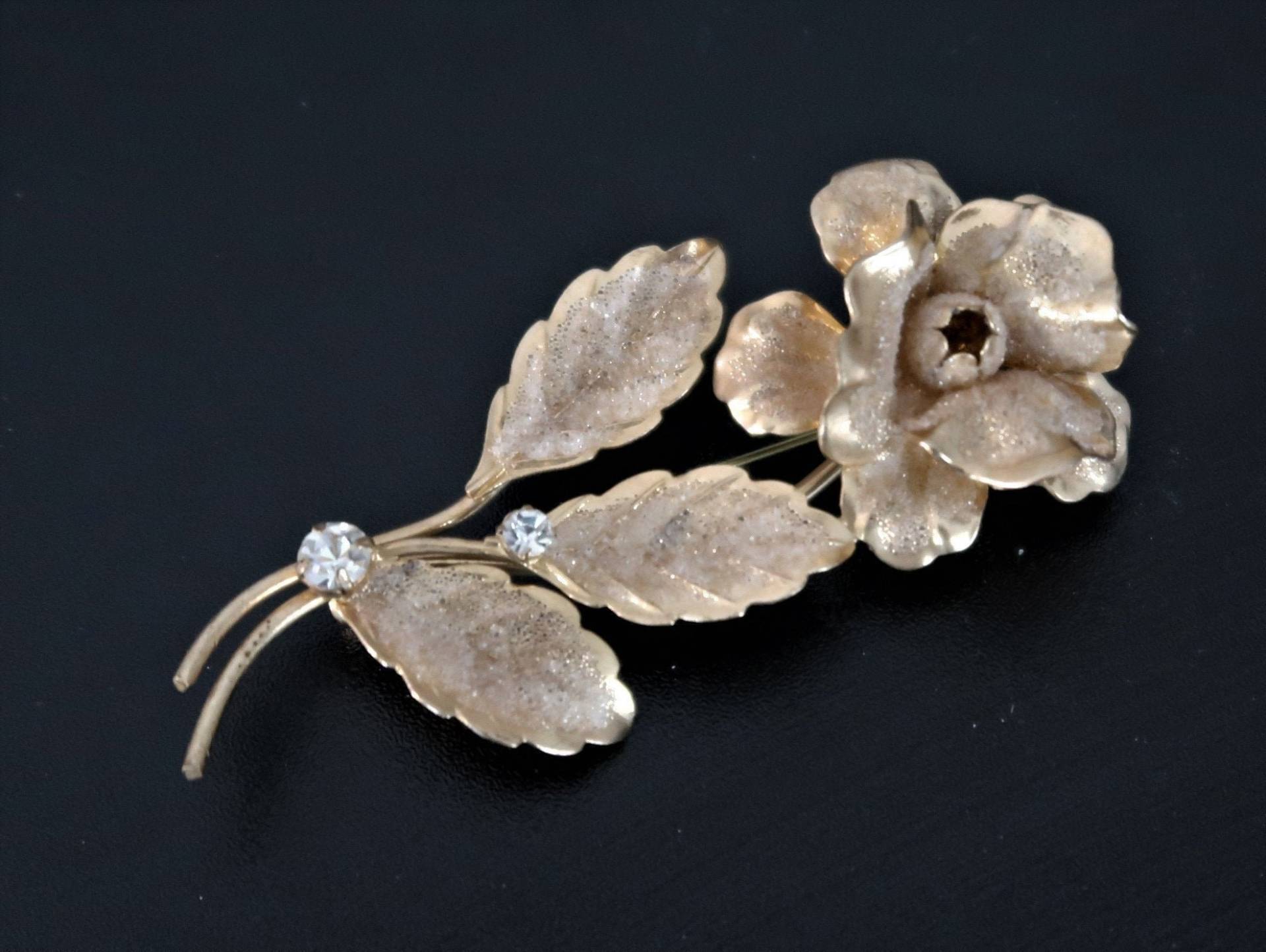 Art Deco Handgefertigte Rosenbrosche Goldfraben Art Deco Handgefertigte Rosenbrosche Goldfraben von JuveloVintage
