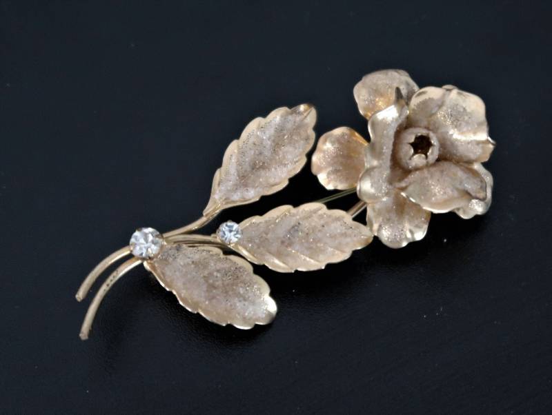 Art Deco Handgefertigte Rosenbrosche Goldfraben Art Deco Handgefertigte Rosenbrosche Goldfraben von JuveloVintage