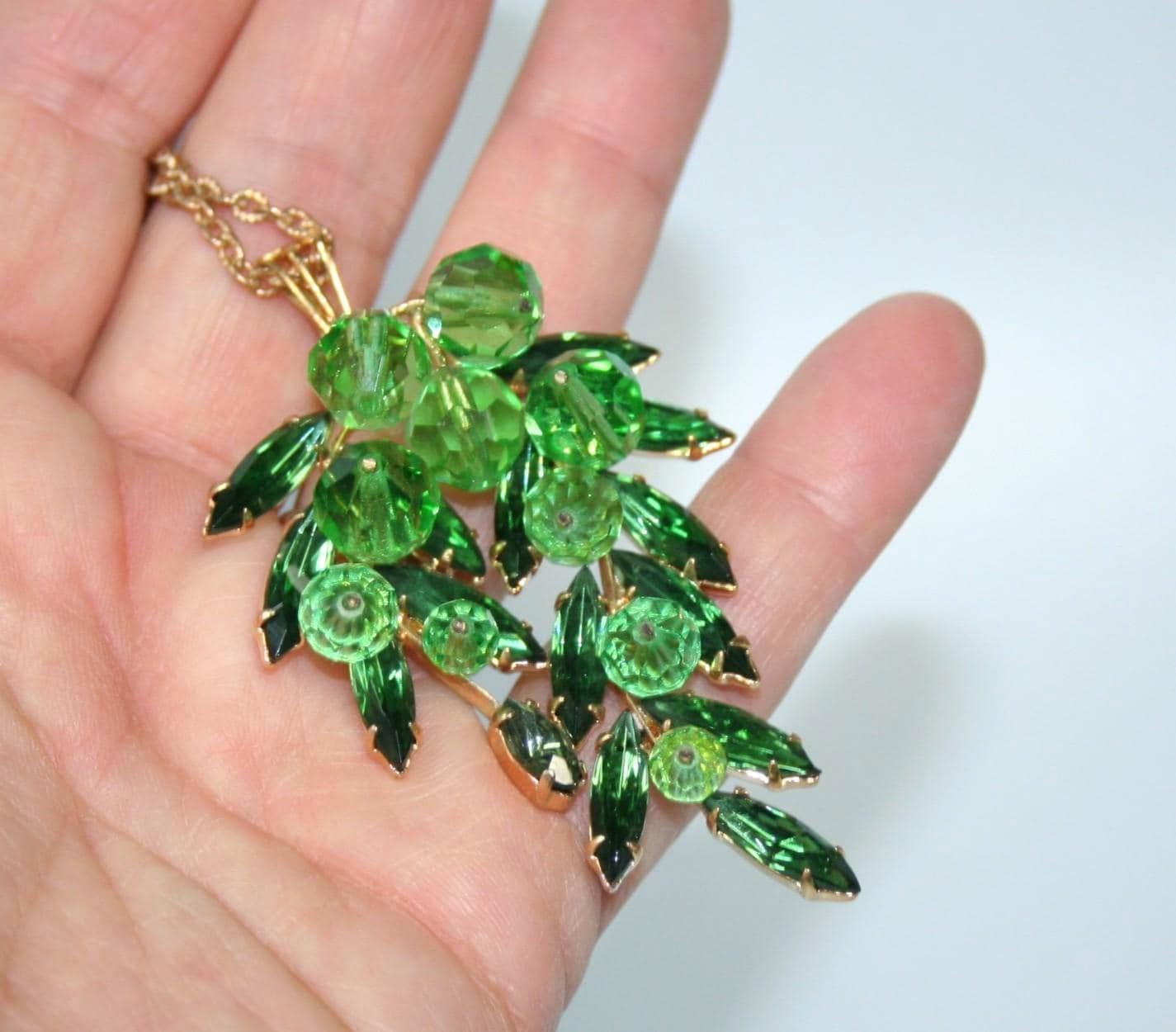 Vintage Collier Mit Grünen Glasstein Anhänger Gablonz Ca. 1950/60Er Jahre Vintage Collier Mit Grünen Glasstein Anhänger Gablonz Ca. 1950/60Er Jahre von JuveloVintage