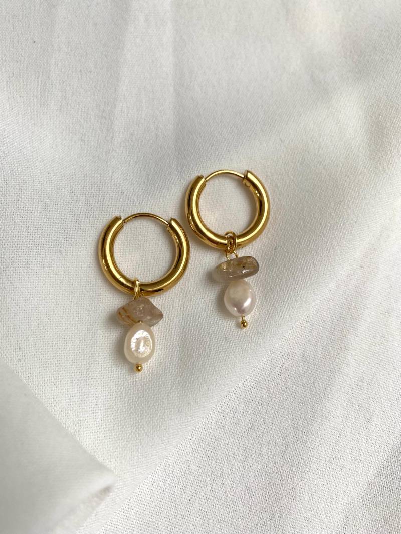 Creole Mit Edelstein & Süßwasserperle 18K Vergoldet Dezent, Zeitlos, Edel Braut Schmuck Boho Perlen Ohrring Goldener Rutilquarz Creole Mit Edelstein & Süßwasserperle 18K Vergoldet Dezent, Zeitlos, Edel Braut Schmuck Boho Perlen Ohrring Goldener Rutilquarz von JuweLara