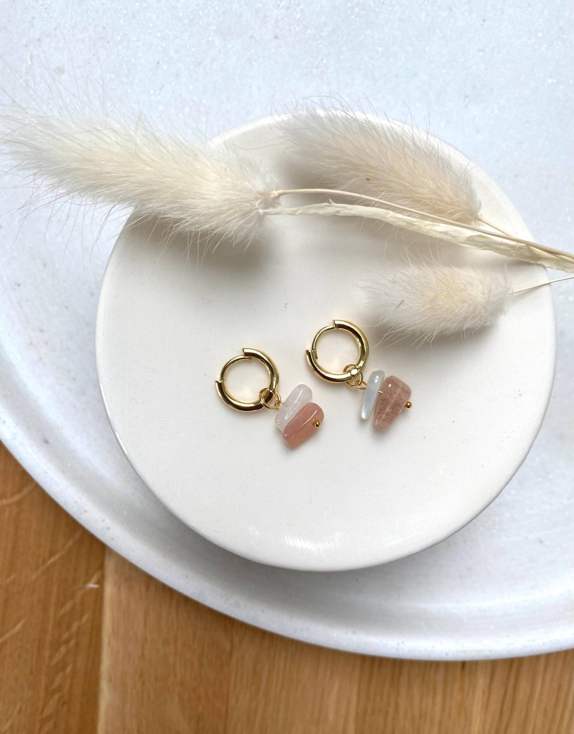 Creole Mit Mondstein & Sonnenstein 18K Vergoldet Dezent, Zeitlos, Edel Braut Schmuck Edelstein Ohrring Hoop Handgemacht Creole Mit Mondstein & Sonnenstein 18K Vergoldet Dezent, Zeitlos, Edel Braut Schmuck Edelstein Ohrring Hoop Handgemacht von JuweLara