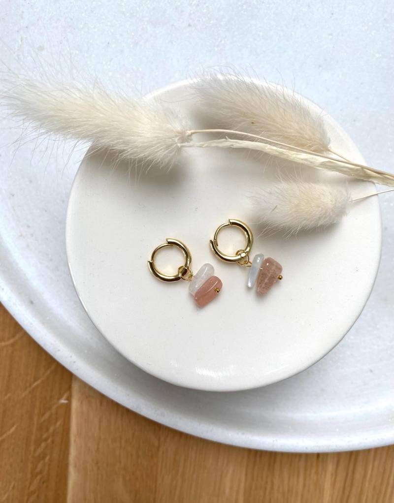 Creole Mit Mondstein & Sonnenstein 18K Vergoldet Dezent, Zeitlos, Edel Braut Schmuck Edelstein Ohrring Hoop Handgemacht Creole Mit Mondstein & Sonnenstein 18K Vergoldet Dezent, Zeitlos, Edel Braut Schmuck Edelstein Ohrring Hoop Handgemacht von JuweLara