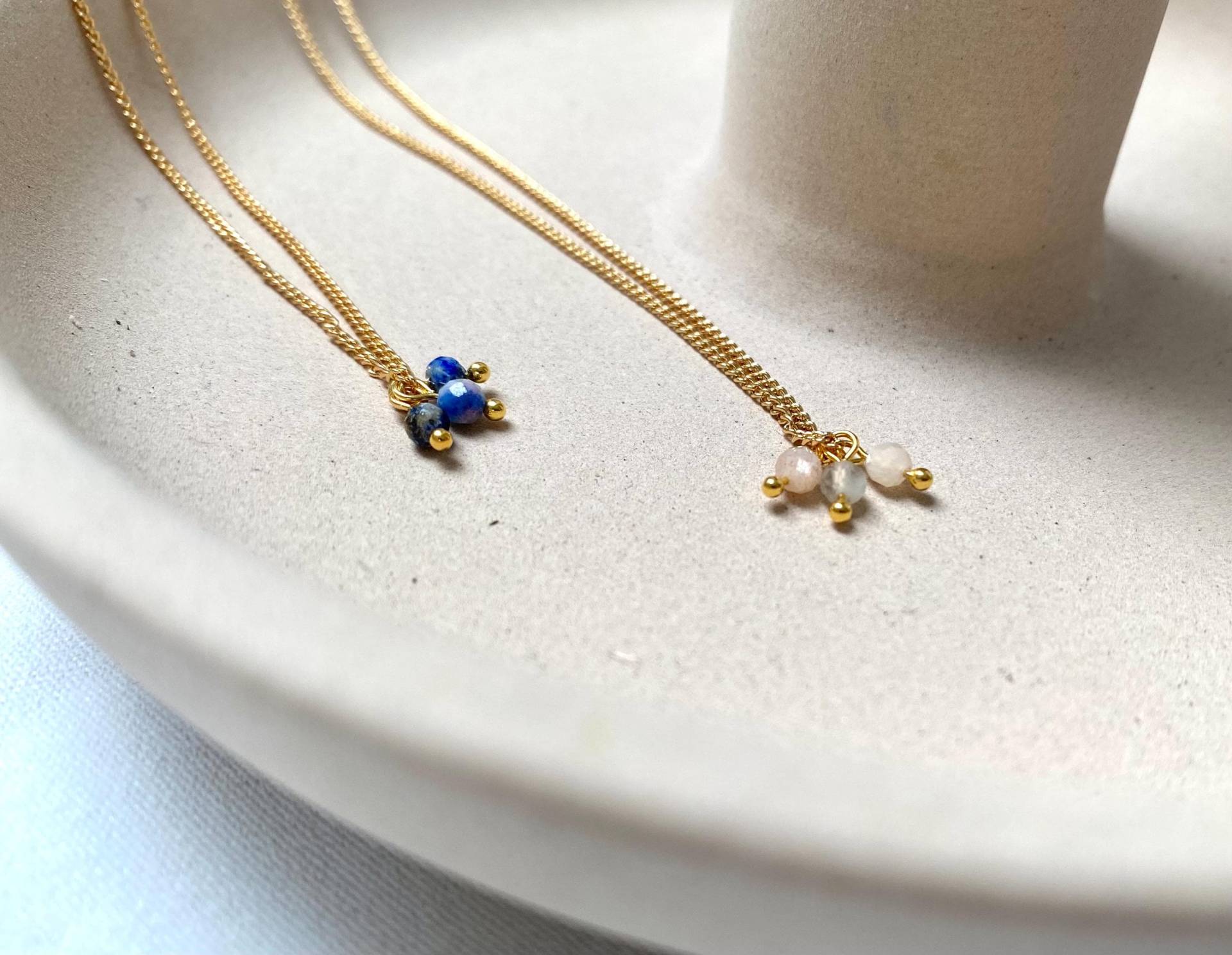 Dezente Halskette Mit Drei Kleinen Edelsteinen 18K Vergoldet Elegant Edel Braut Schmuck Brautjungfer Handgemacht Filigran Dezente Halskette Mit Drei Kleinen Edelsteinen 18K Vergoldet Elegant Edel Braut Schmuck Brautjungfer Handgemacht Filigran von JuweLara