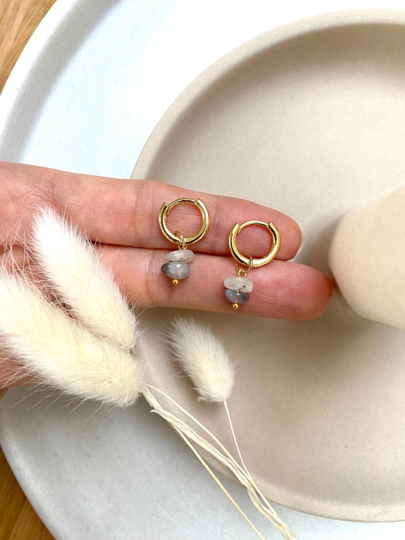 Kleine Creolen Mit Achat & Mondstein Anhänger 18K Vergoldet Huggie Edelstein Ohrringe Hoops Klein Hänger Handgemacht Kleine Creolen Mit Achat & Mondstein Anhänger 18K Vergoldet Huggie Edelstein Ohrringe Hoops Klein Hänger Handgemacht von JuweLara