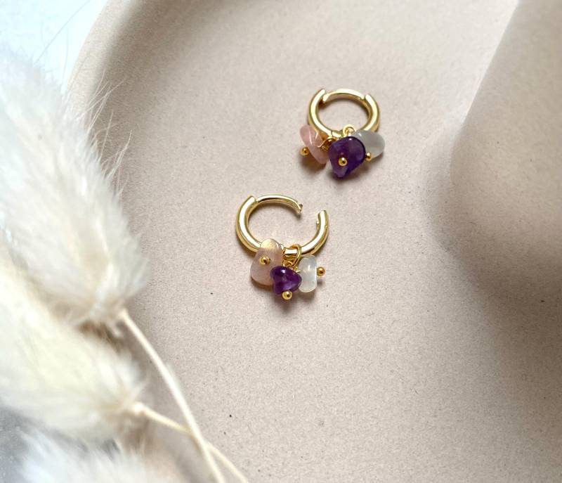 Kleine Creolen Mit Amethyst, Mondstein & Sonnenstein Anhänger 18K Gold Dezent Hängeohrring Edelstein Huggie Ohrring Handgemacht Kleine Creolen Mit Amethyst, Mondstein & Sonnenstein Anhänger 18K Gold Dezent Hängeohrring Edelstein Huggie Ohrring Handgemacht von JuweLara