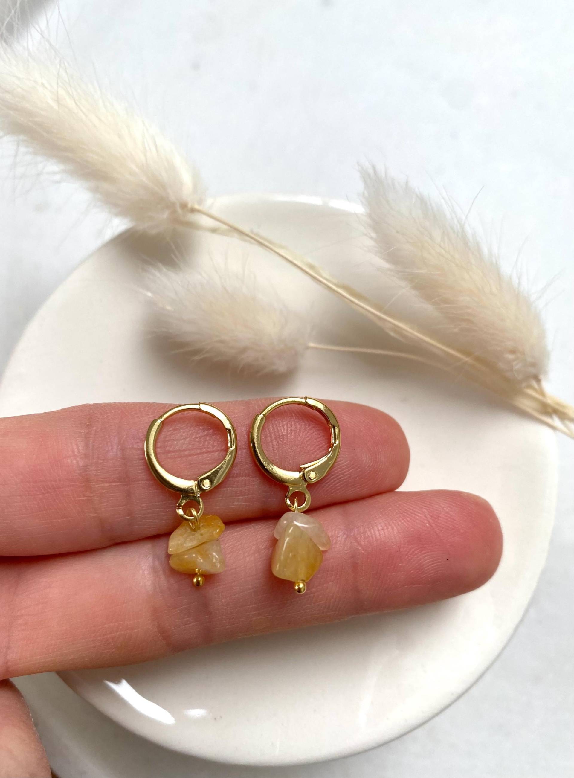 Kleine Creolen Mit Gelben Aventurin 18K Vergoldet Dezent, Zeitlos, Edel Edelstein Ohrring Hoop Handgemacht Kleine Creolen Mit Gelben Aventurin 18K Vergoldet Dezent, Zeitlos, Edel Edelstein Ohrring Hoop Handgemacht von JuweLara