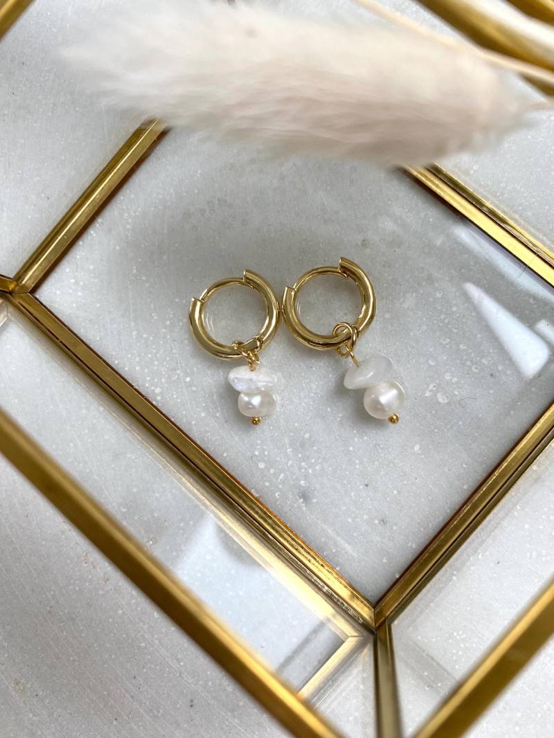 Kleine Creolen Mit Mondstein & Süßwasserperle 18K Vergoldet Dezent, Edel, Weiß Perlenohrringe Hängend Gold Brautohrringe Perlen Boho Kleine Creolen Mit Mondstein & Süßwasserperle 18K Vergoldet Dezent, Edel, Weiß Perlenohrringe Hängend Gold Brautohrringe Perlen Boho von JuweLara