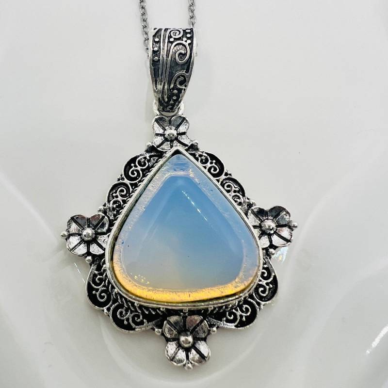Kette Mit Bläulichem Mondstein Boho Style Anhänger Und Filigraner Verarbeitung von JuwelioShop