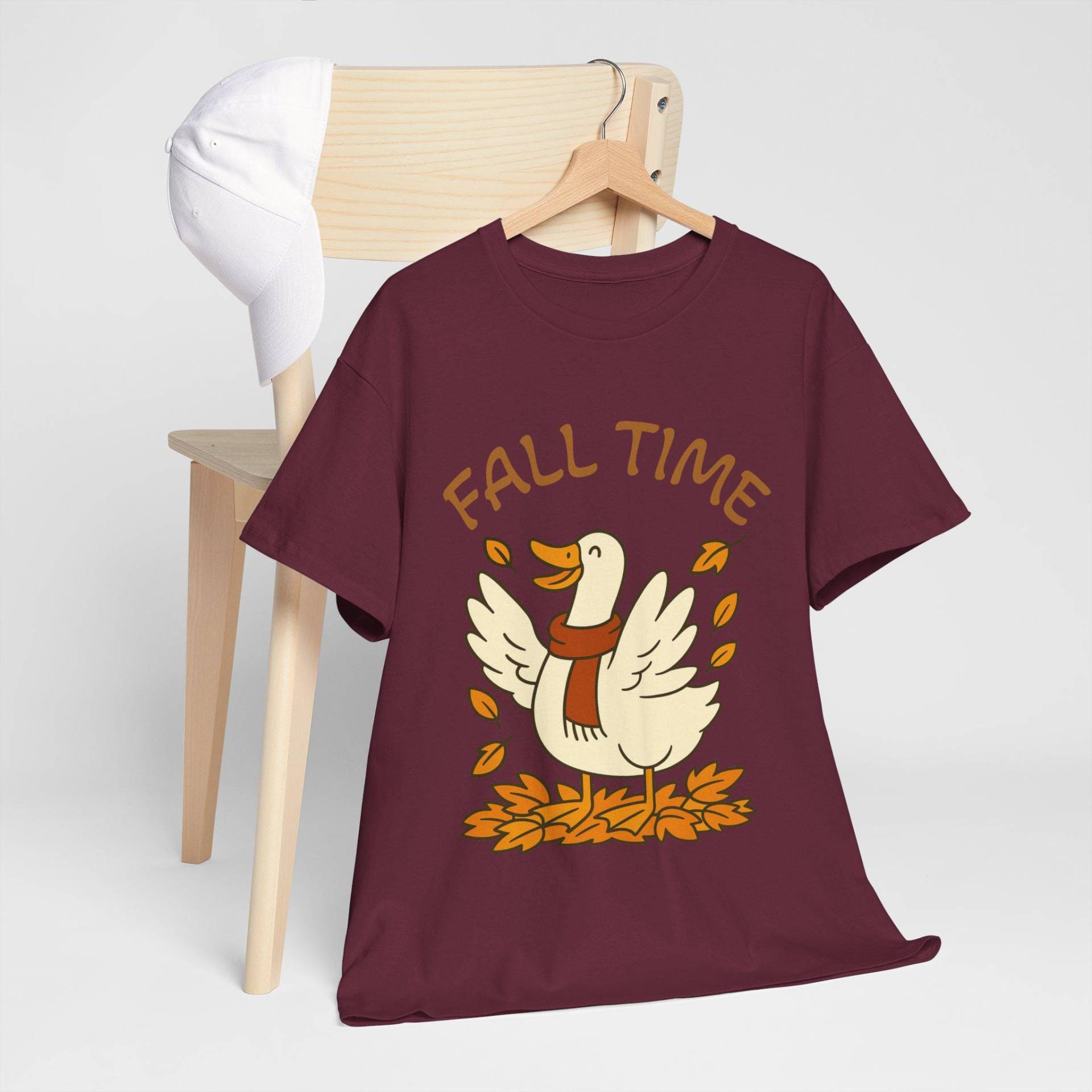 Herbstgans T-Shirt, Lustiges Herbst Shirt, Premium Windiges Wetter, Ernte Feier Top, Blätter Mit Gans, Süße Ente, Gans Schal Herbstgans T-Shirt, Lustiges Herbst Shirt, Premium Windiges Wetter, Ernte Feier Top, Blätter Mit Gans, Süße Ente, Gans Schal von JuxiCo