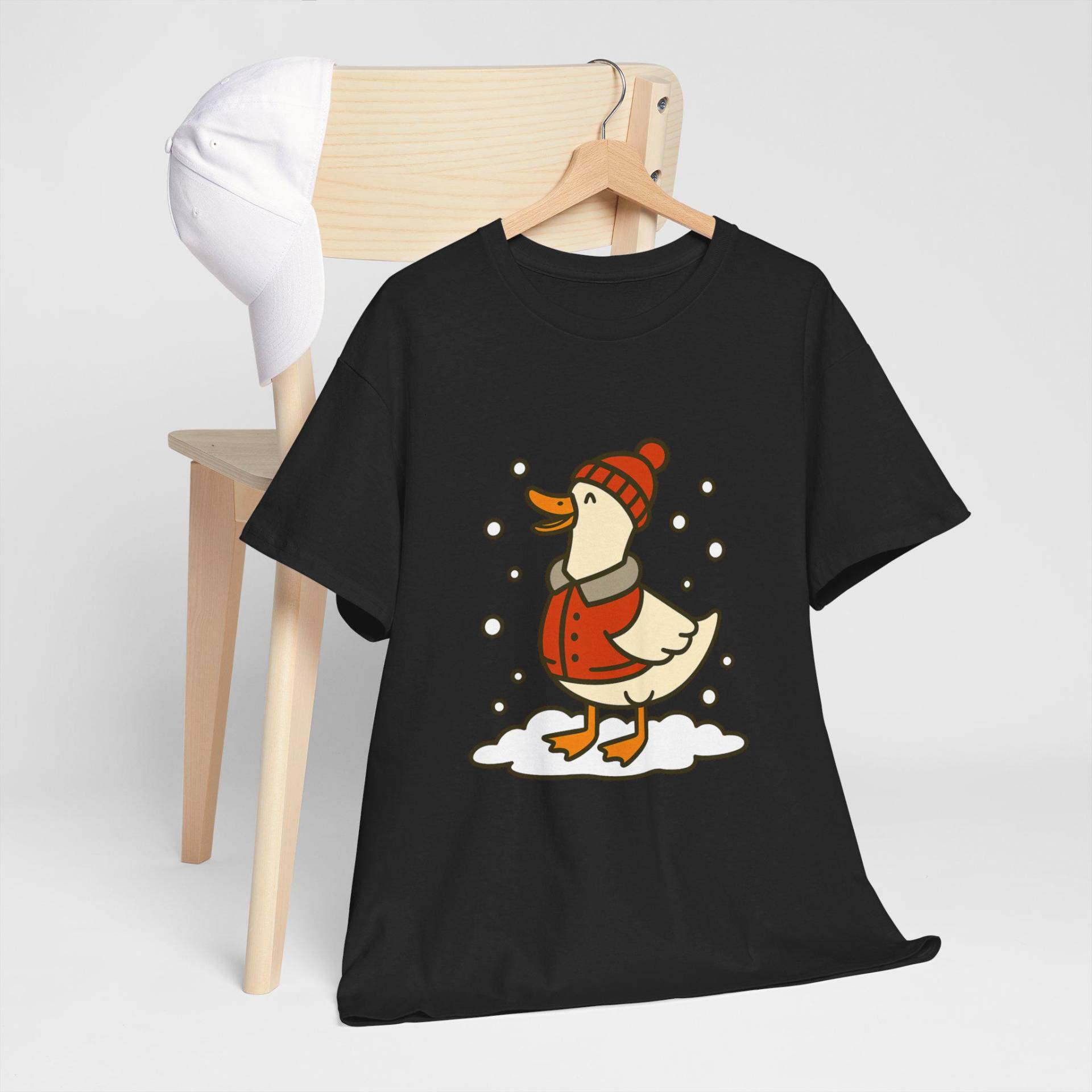 Winter Ente T-Shirt, Süßes Enten Shirt, Unisex Urlaub Gemütliches Top, Lustige Winterkleidung, Eiskaltes Entzückende Wintergans, Gans Mit Mütze Winter Ente T-Shirt, Süßes Enten Shirt, Unisex Urlaub Gemütliches Top, Lustige Winterkleidung, Eiskaltes Entzückende Wintergans, Gans Mit Mütze von JuxiCo
